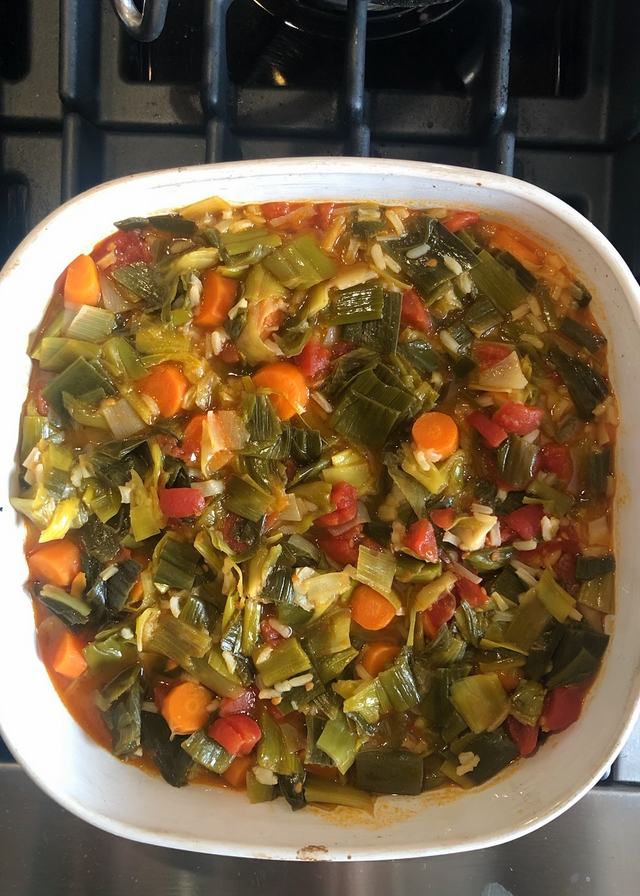 Stewed leaks with carrots and tomatoes